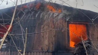 Düzce’de yangın: Ahşap ev kullanılamaz hale geldi