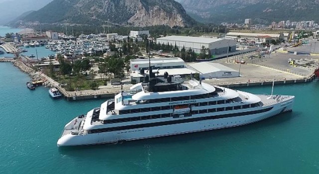 QTerminals Antalya Amerikalı turistleri taşıyan lüks Emerald Azzurra gemisini ağırladı