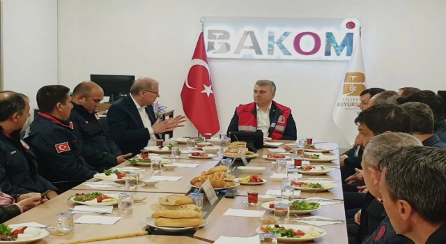 AK Partili Canbey, Balıkesir’de itfaiyecilerle sahur yaptı