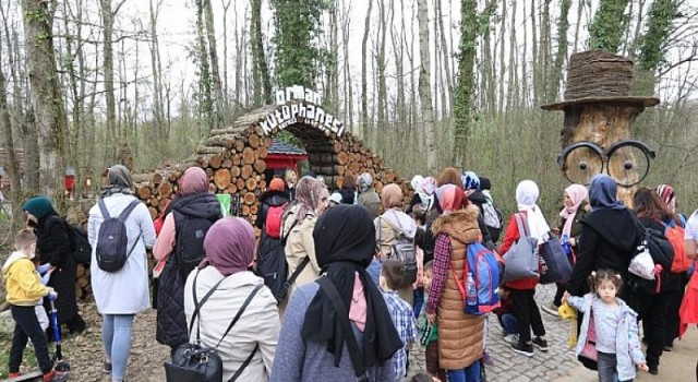 Anne ve çocuklar Ormanya’da