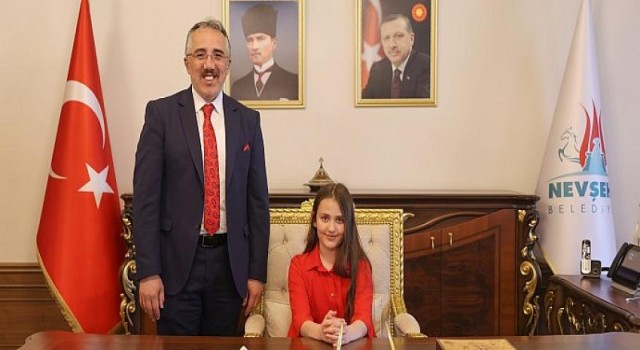 Başkan Savran, Koltuğunu İlkokul Öğrencisi Hatice Yücel’e Devretti