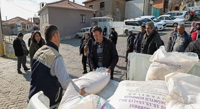 Buca Belediyesi’nden çiftçiye gübre desteği