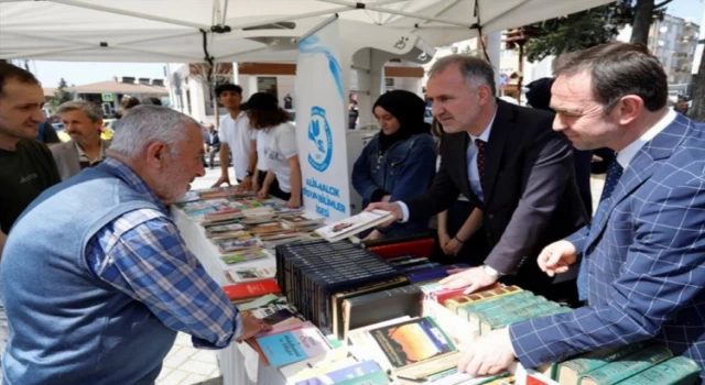 Bursa İnegöl’de Dünya Kitap Hediye Etme Gününde 2 bin kitap dağıtıldı