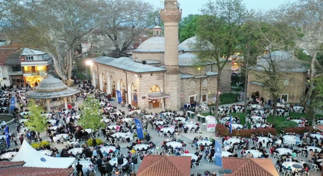 Bursa İnegöl’de tarihi meydan iftar sofrasına dönüştü