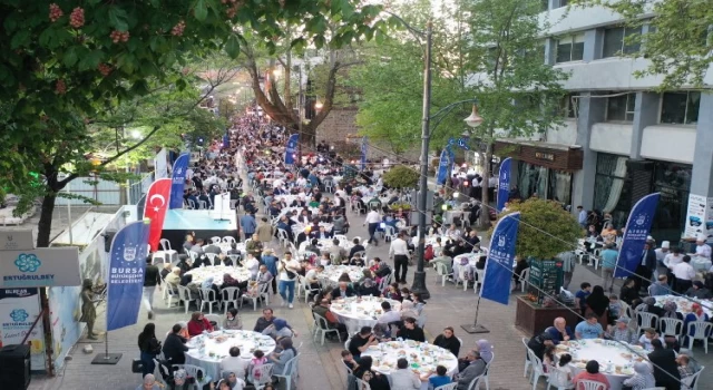 Bursa’da Cumhuriyet Caddesi’nde dev iftar