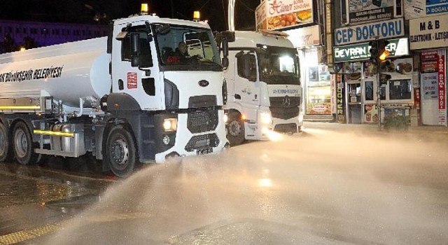 Büyükşehir’den gece boyu temizlik mesaisi