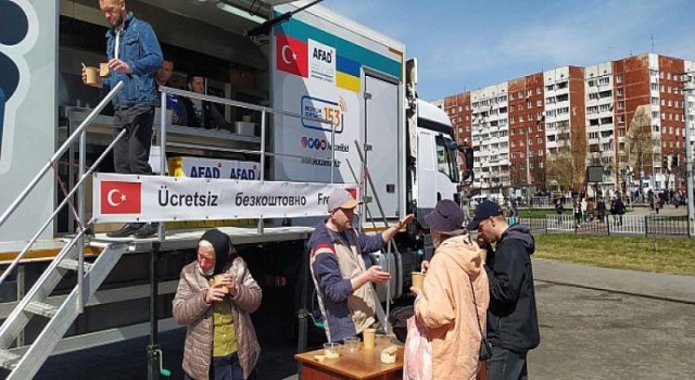 Büyükşehir’in TIR’ı Ukrayna’da yemek dağıtımına devam ediyor