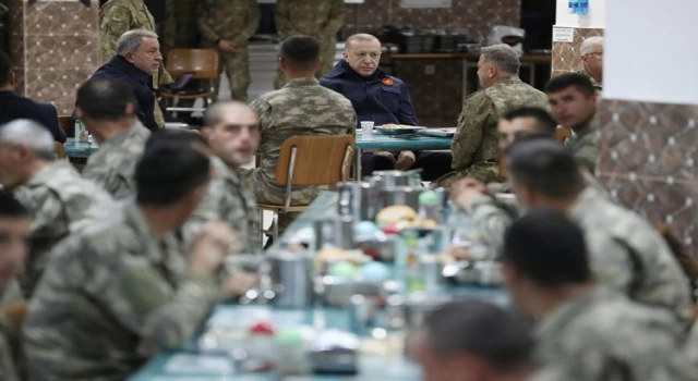 Cumhurbaşkanı Erdoğan’dan Hakkari’deki Mehmetçiğe iftar sürprizi