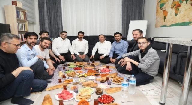 ERÜ Rektörü Çalış, öğrenci evinde sahur yaptı