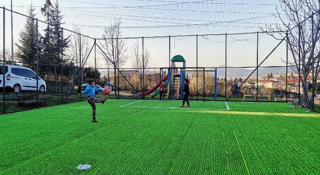 Gölcük’te Futbol Sahaları Çocuklar İçin Yenileniyor