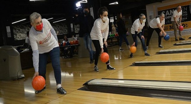 Hem Kanseri Hem de Bowlingde Labutları Devirdiler