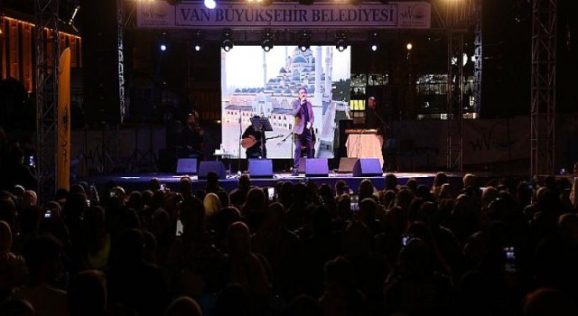 İlahi Sanatçısı Yusuf Eşref Ziya Vanlılara Unutulmaz Bir Gece Yaşattı