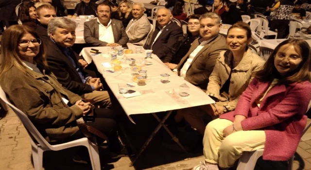 İYİ Parti Marmaris’te sokakta halka açık iftar