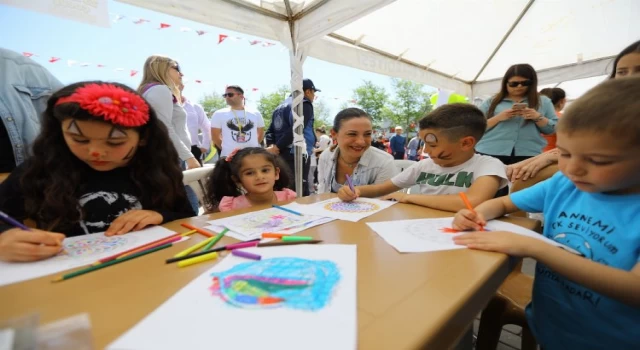 İzmir Selçuk’ta çocuklar 23 Nisan’ı sokak oyunlarıyla kutladı