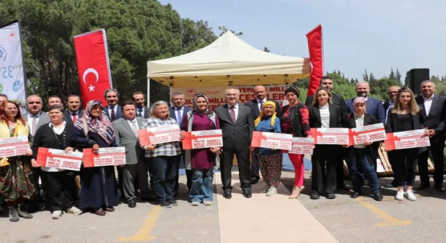 İzmir’de yerli ve milli 1 milyon 300 bin fide ile 300 kilogram tohum dağıtıldı