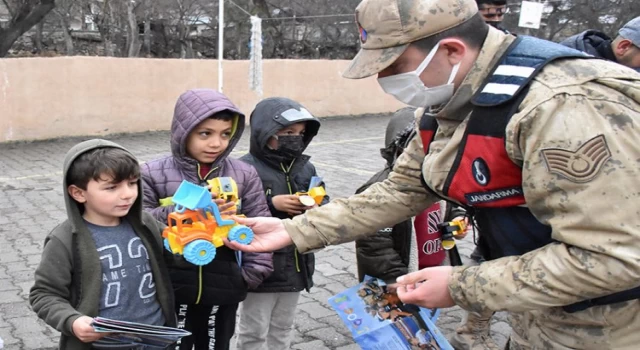 Jandarma ’tebessüm’ ettiriyor