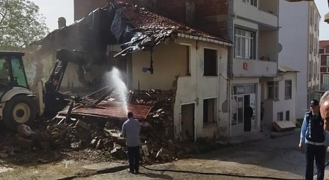 Malkara Belediyesi Tarafından Metruk Bina Yıkımı Gerçekleştirildi