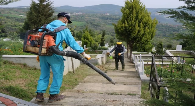 Mezarlıklarda bayrama hazırlık