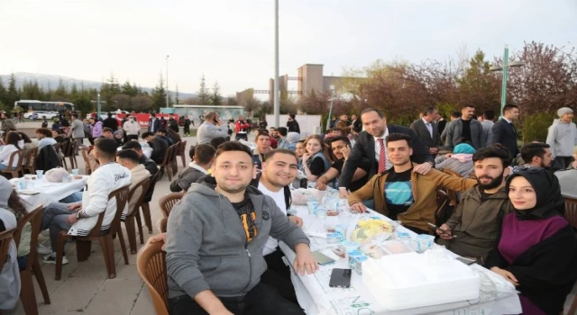 NÖHÜ’de Başkan Özdemir Öğrencilerle iftar yaptı