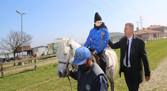 Özel Çocuklar Gölcük’te At Binme Heyecanı Yaşadı