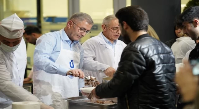 Üsküdar Belediyesi’nden ders çalışan öğrencilere ikram