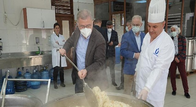 Üsküdar’da Dev Kazanlar 30 Bin Kişiye Sıcak Yemek İçin Kaynıyor