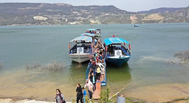 Zümrüt Yeşili Arapapıştı Kanyonu Ziyaretçilerini Ağırlıyor