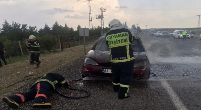 Adıyaman’da seyir halindeki otomobil yandı