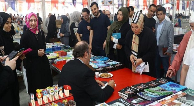 Başkan Özdemir, kitap imzalatmak için kuyruğa girdi