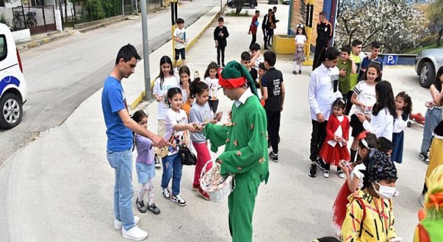 Bayramda Kartepeli Miniklerin Yüzü Güldü