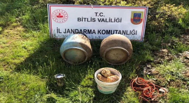 Bitlis’te toprağa gömülü patlayıcılar ele geçirildi