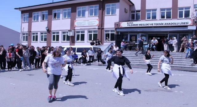 Bursa Yıldırımlı gençler 19 Mayıs’ı coşkuyla kutladı