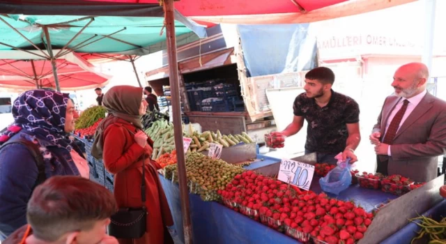 Kayseri Kocasinan’da Başkan Çolakbayrakdar pazarcı oldu