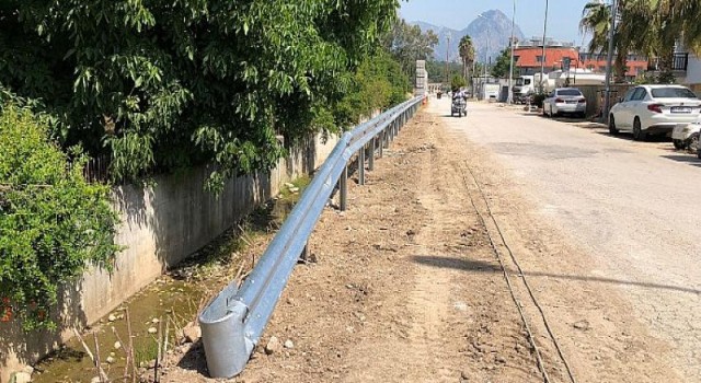 Kemer’de Otokorkuluk Çalışmaları Devam Ediyor