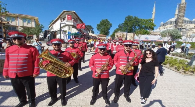 Kocaeli İzmit Belediye Bandosu müzikleriyle Edirne’deki festivalde tam not aldı