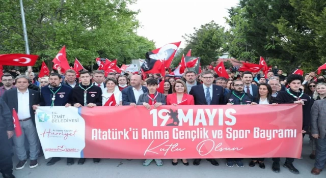 Kocaeli İzmit’te 19 Mayıs Gençlik Yürüyüşüne binlerce vatandaş katıldı