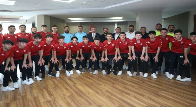 Kocaeli’nde Başkan Büyükakın, Kullarspor U-18 takımını konuk etti