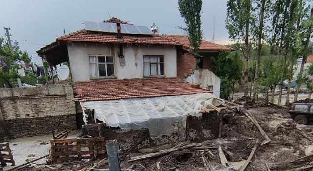 Korkuteli’nde sağanak yağış 2 mahallede su baskınlarına neden oldu