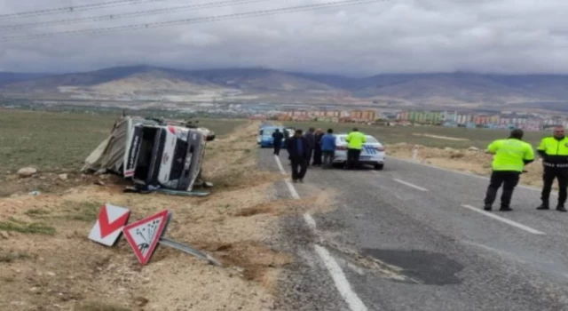 Niğde’de kamyonet devrildi: 2 yaralı