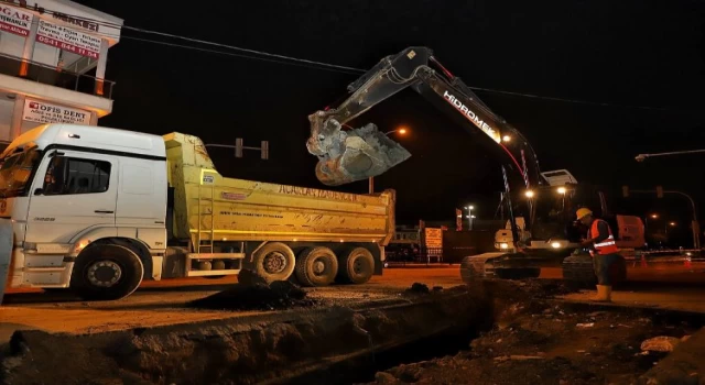 Sakarya Büyükşehir’den şehrin kalbinde sürdürdüğü çalışmalara gece mesaisi