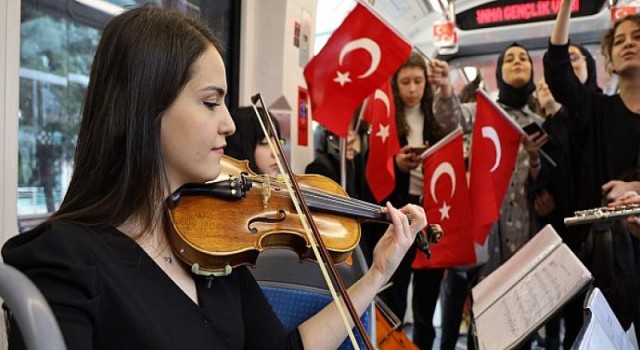 Tramvayda 19 Mayıs coşkusu