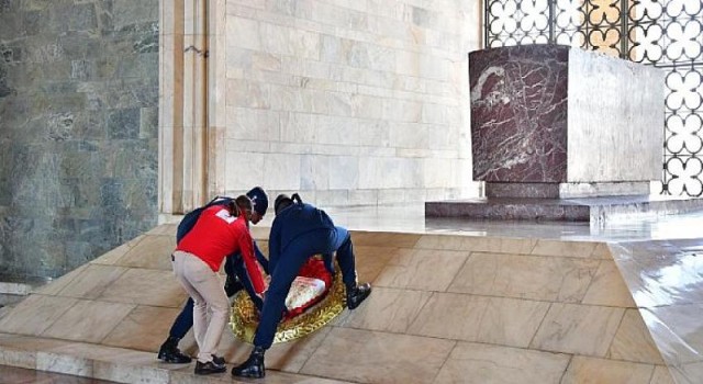 TÜRK Kızılayı Konak Şube yönetimi Ömür Şanlı Başkanlığında Ata’mızı ziyaret etti.