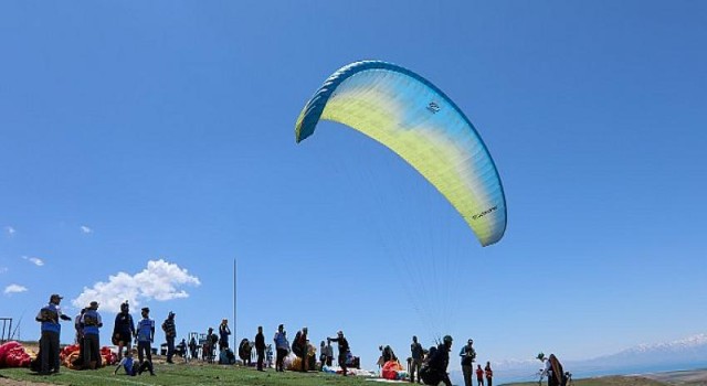 Türkiye Yamaç Paraşütü Şampiyonası Van Gölü Sahillerinde Başladı