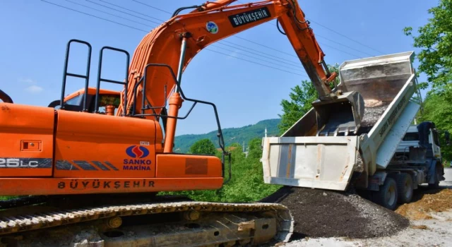 Yol çöktü, tehlikeyi Sakarya Büyükşehir önledi