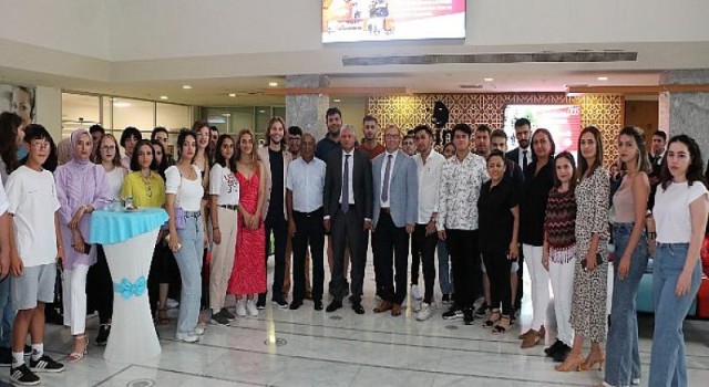 Antalya Büyükşehir’in genç gönüllüleri sertifika aldı