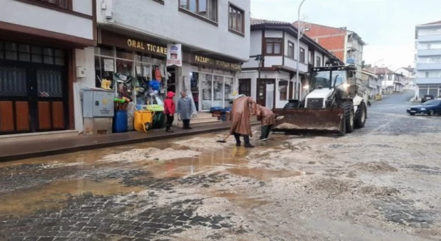 Bilecik Pazaryeri’nde yağış sonrası temizlik ekibi iş başında