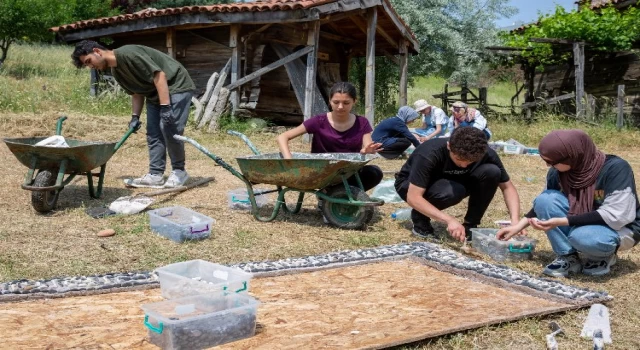 Bursa’da arkeoloji meraklıları mozaik yapımını deneyimliyor