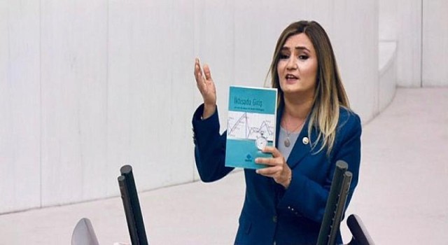 CHP İzmir Milletvekili Av. Sevda Erdan Kılıç’tan Bakan Nureddin Nebati’ye Meclis kürsüsünden ekonomi tepkisi: “İktisada Giriş” kitabını kargoyla gönderiyorum”