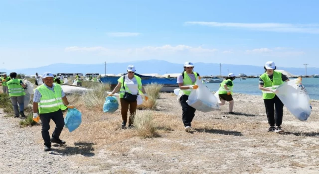 İzmir Çiğli’de kıyı ve deniz temizliği