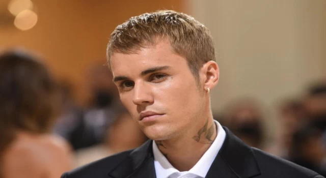 Justin Bieber yüz felci geçirdi